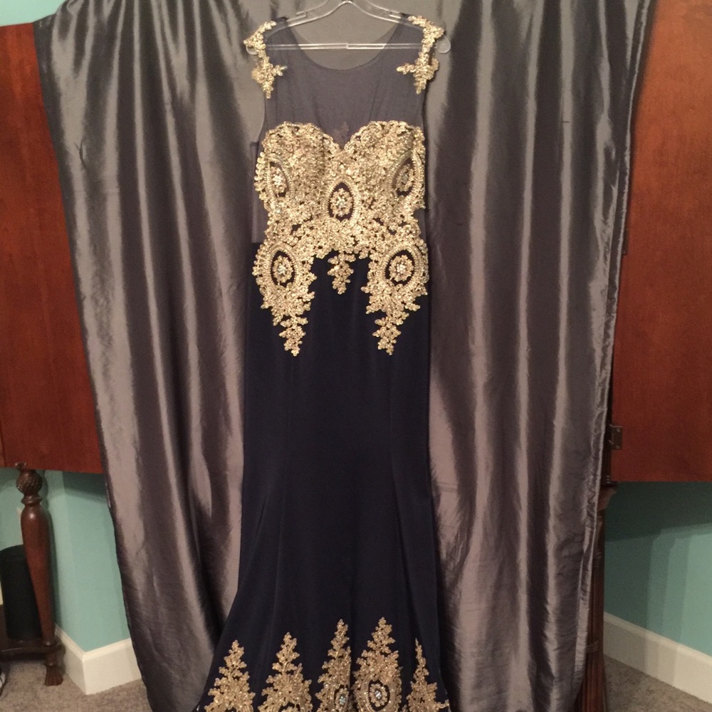 🎊💙🎉Formal. Heavy Beading w/ Train. Worn once.
